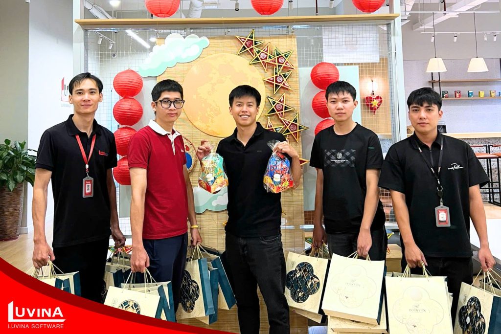 gifting mooncakes to luvina staffs 1