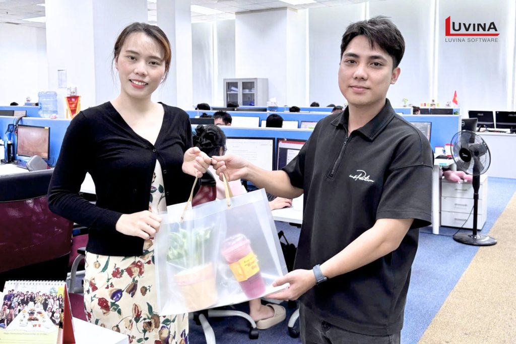 ルビナソフトウエア、ベトナム女性の日を祝う社内イベントを開催 2 luvina software gifts female staffs vietnamese women day 2025