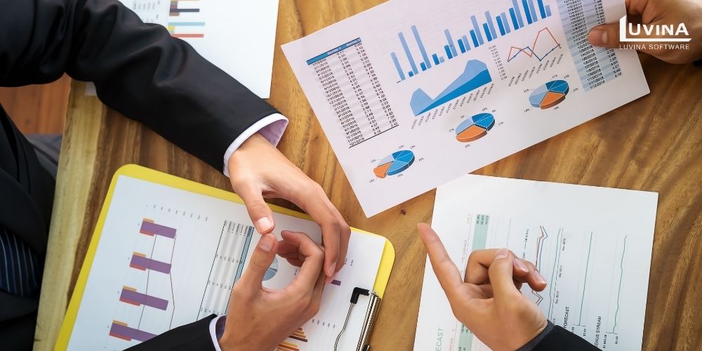 ERPのカスタマイズとは?パッケージERPとの違いや費用やメリットを解説 3 centralizing and simplifying reporting functions with custom erp