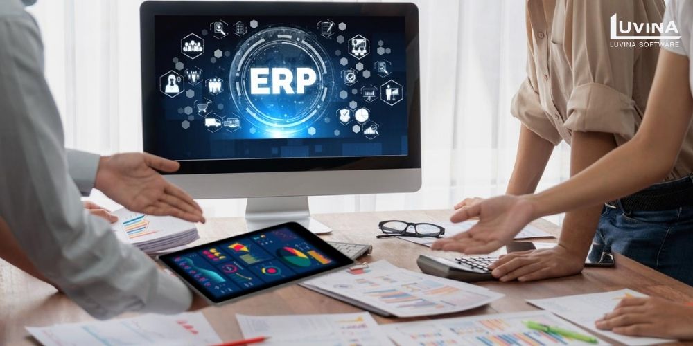 【完全版】ERPとは|種類・メリット・デメリット・おすすめ6選を解説 13 developers design software framework based on specific business requirements
