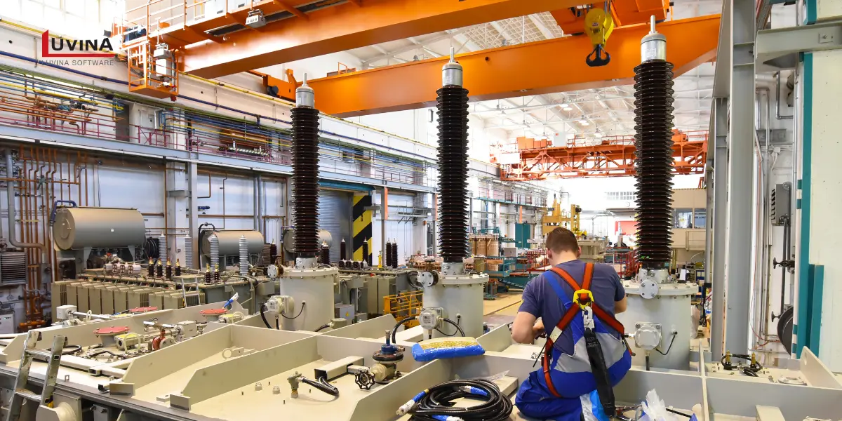 Hình ảnh nhà máy sản xuất với công nhân đang vận hành thiết bị trong quá trình triển khai hệ thống MES.