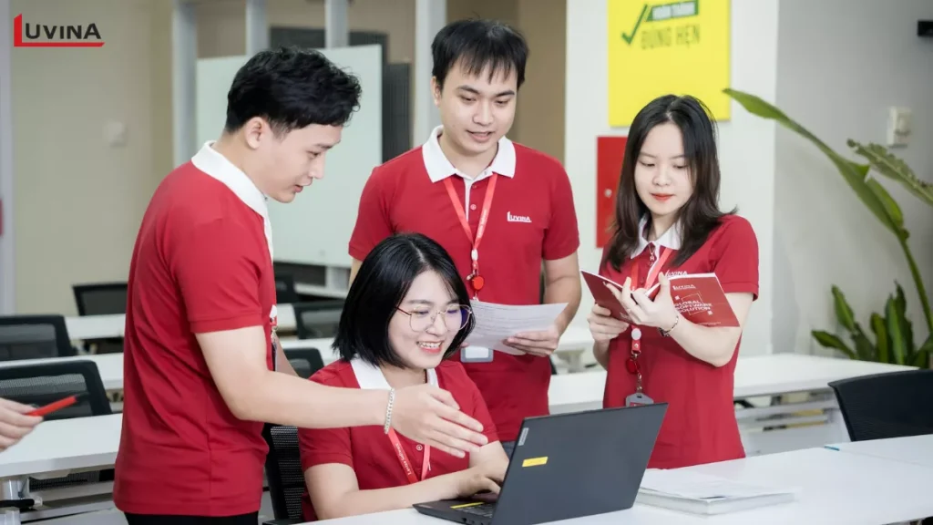 Đội ngũ chuyên gia công nghệ Luvina Software đang thảo luận giải pháp, đại diện cho yếu tố con người trong chuyển đổi số ngành tài chính.