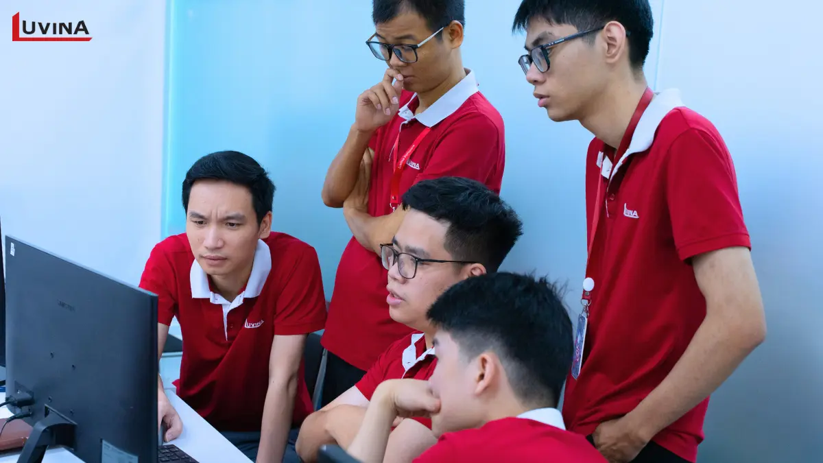 các kỹ sư công nghệ tại luvina thực hiện quy trình qa best practices trong phần mềm để kiểm soát lỗi hệ thống.