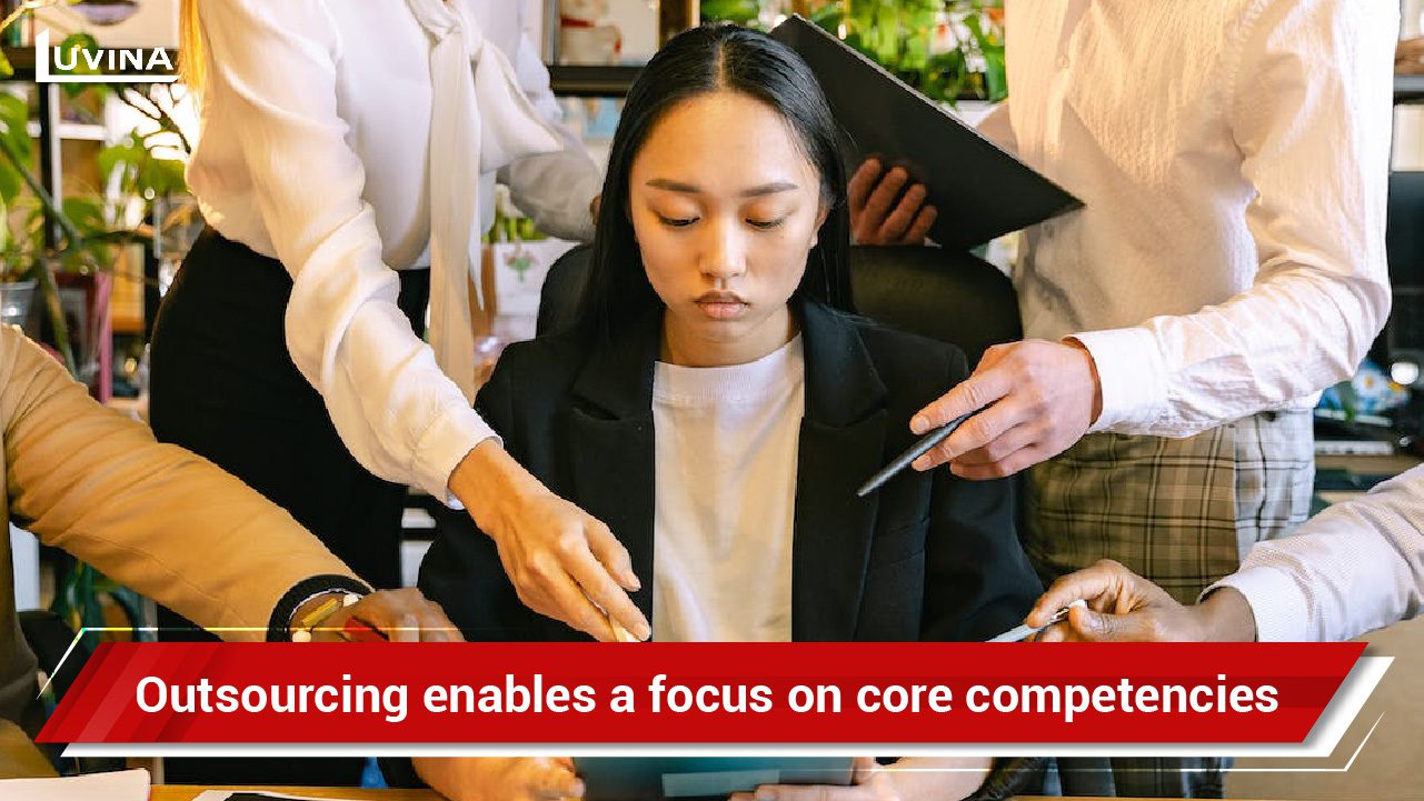 it outsourcing pros and cons