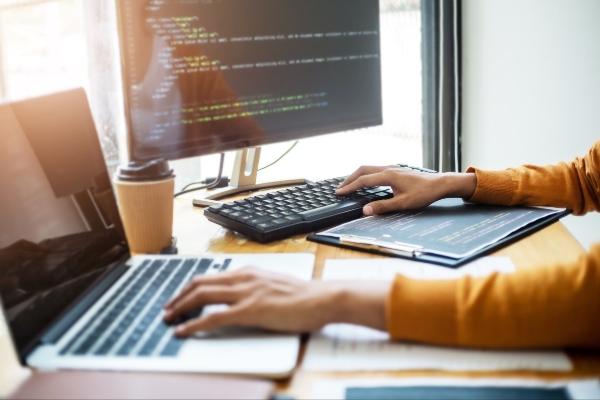 Thế mạnh gia công phần mềm là gì tại Luvina Software? Các phần mềm được gia công chú trọng từ khâu thiết kế, coding đến testing kỹ lưỡng, đảm bảo chất lượng cao và ổn định